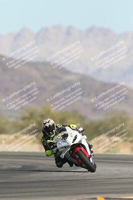 media/Oct-30-2025-Racers Edge (Thu) [[dabbdaf680]]/3-B Group/Session 2 (Turn 14)/